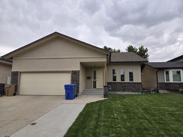 Stucco bungalow with stone accents
